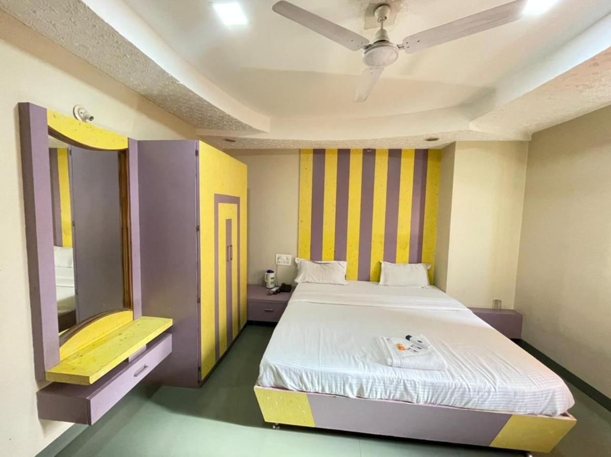 Hotel Holiday Pride Aurangabad  Buitenkant foto