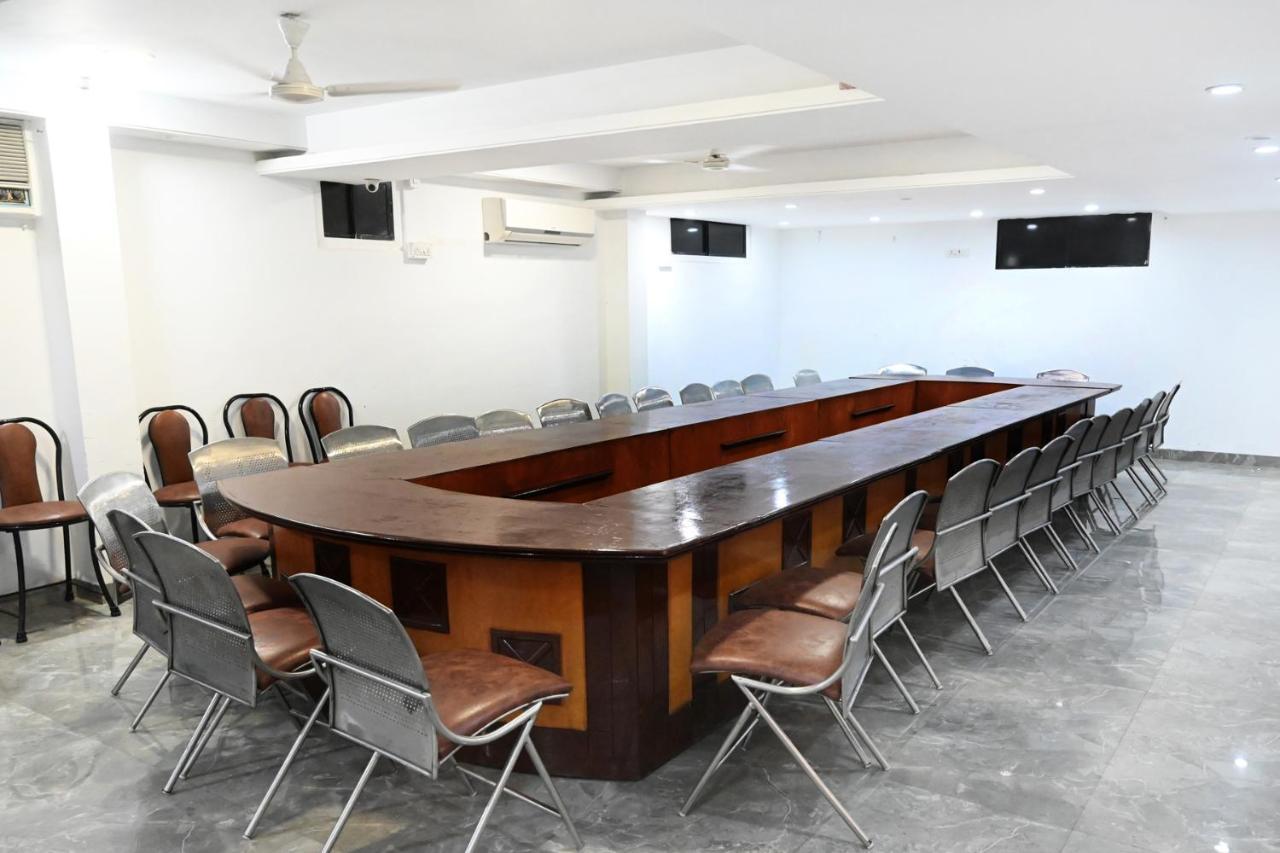 Hotel Holiday Pride Aurangabad  Buitenkant foto